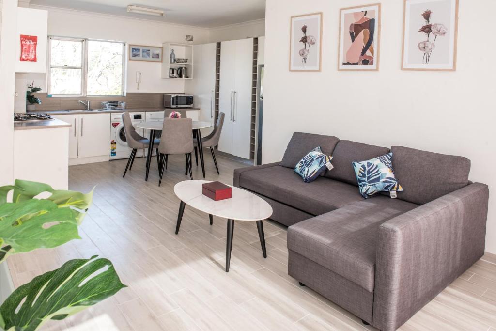 sala de estar con sofá y mesa en Lotus Stay Manly - Apartment 29G en Sídney