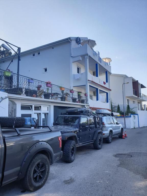 twee vrachtwagens geparkeerd op een parkeerplaats voor een gebouw bij Apartment Bradex Dreams in Becici