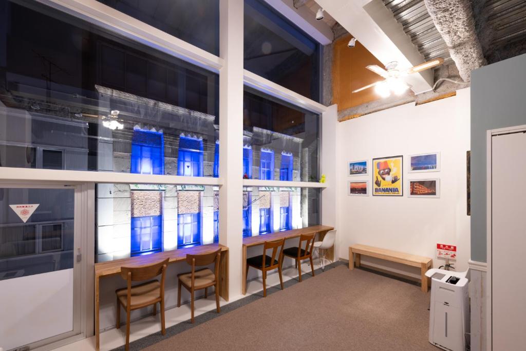 Posezení v ubytování bnb+ Yokohama Motomachi