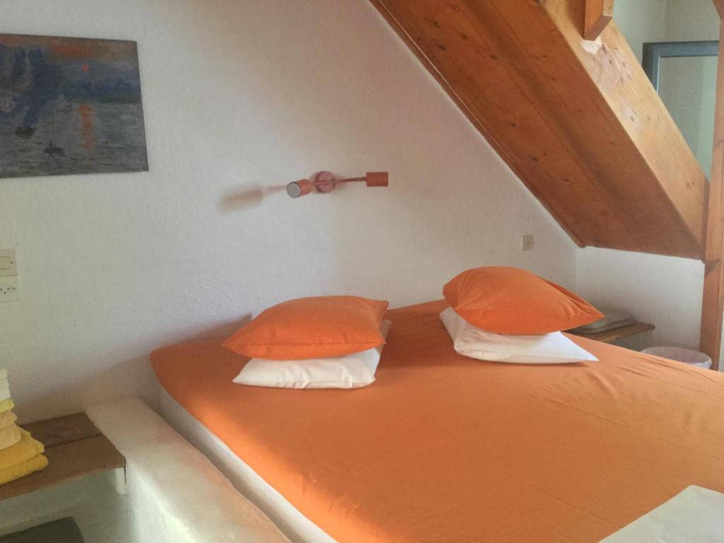 Postel nebo postele na pokoji v ubytování Rosys Little Village