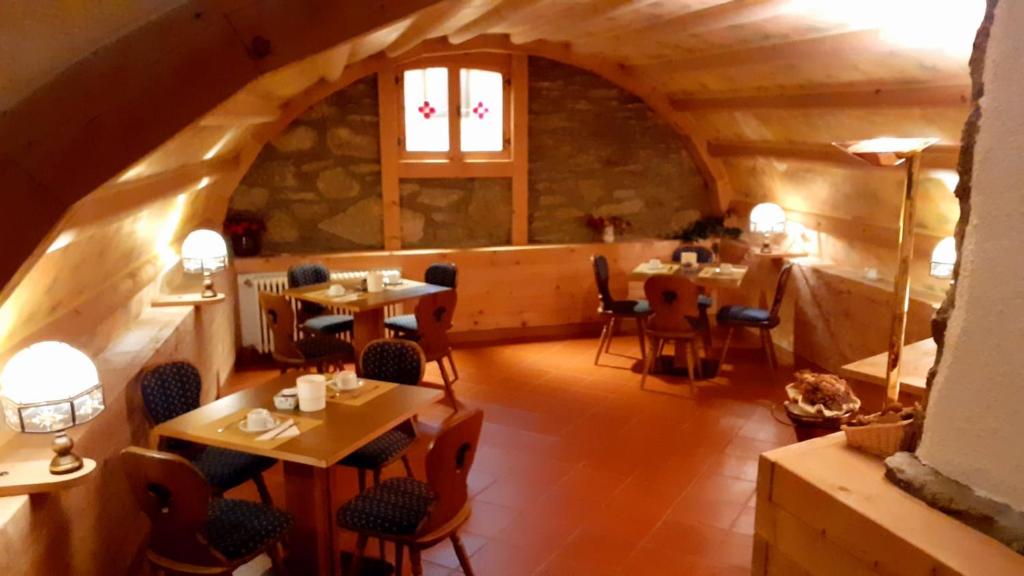 
A restaurant or other place to eat at Hotel Ottoz Meublé
