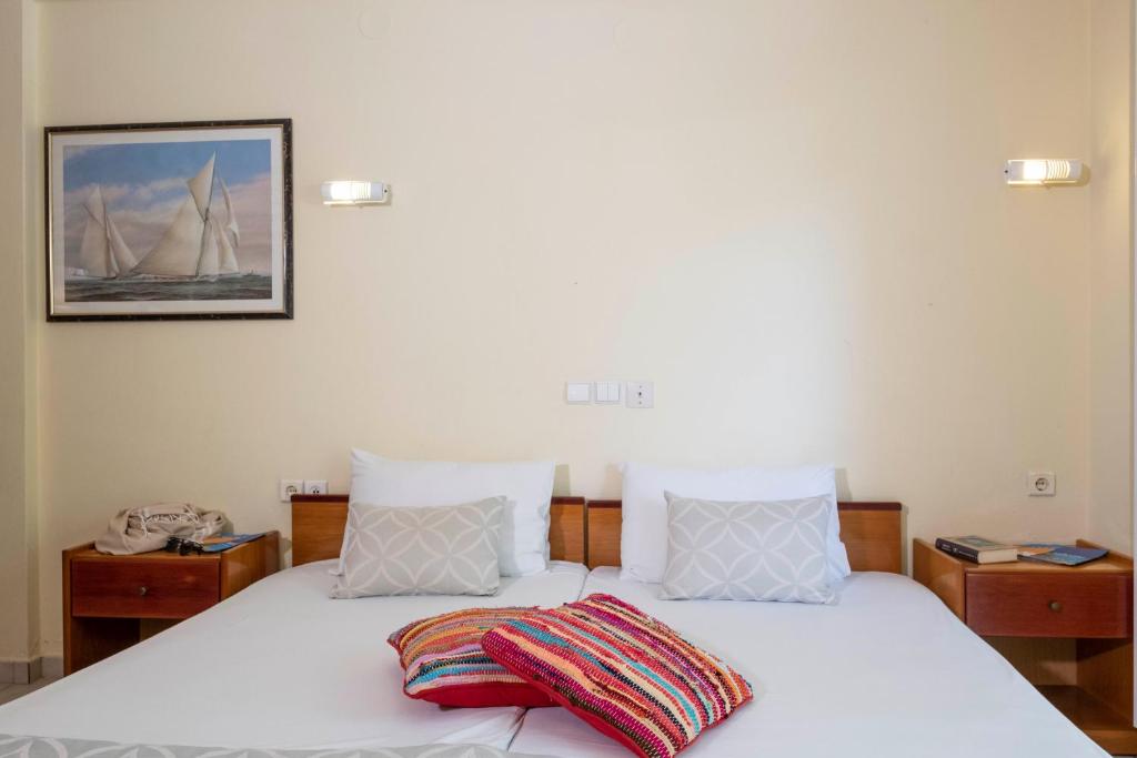 Postel nebo postele na pokoji v ubytování Aristides Hotel