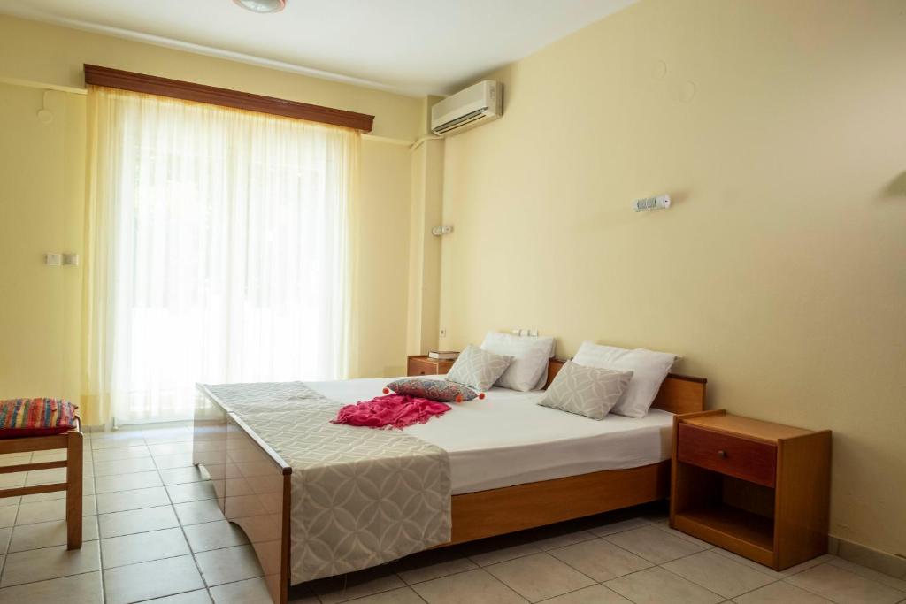 Postel nebo postele na pokoji v ubytování Aristides Hotel