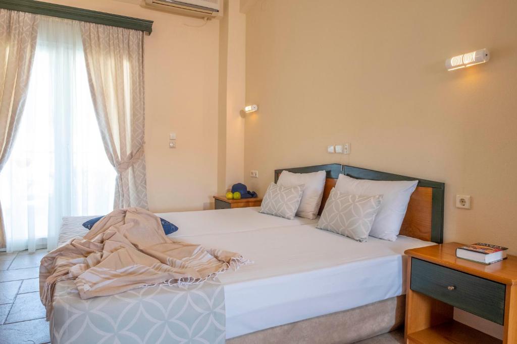 Postel nebo postele na pokoji v ubytování Aristides Hotel