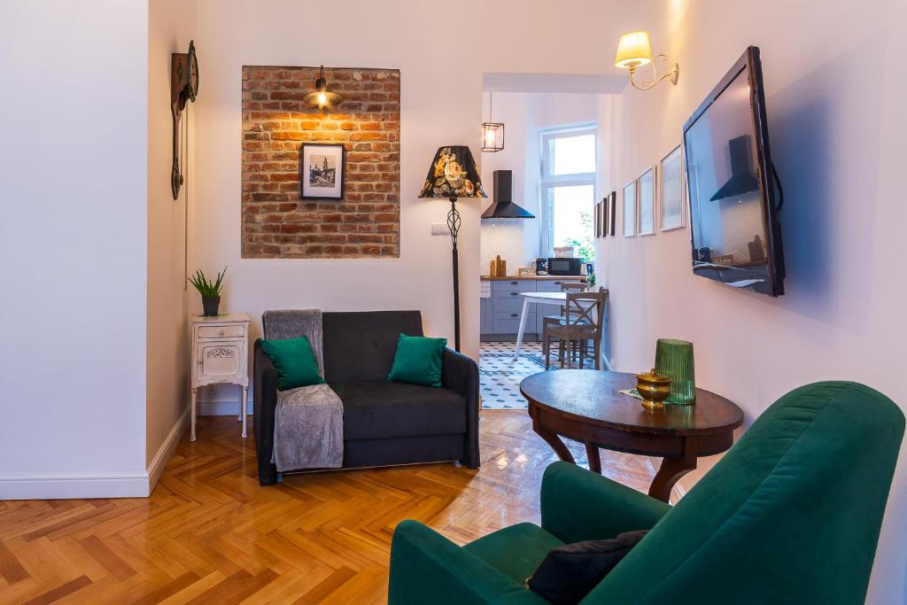 Televízia a/alebo spoločenská miestnosť v ubytovaní Apartamenty Rejtana