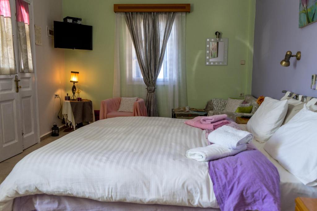 MyrtiesにあるMyrties romantic Honeymoon with amazing seaview sunsetのベッドルーム1室(大きな白いベッド1台、タオル付)