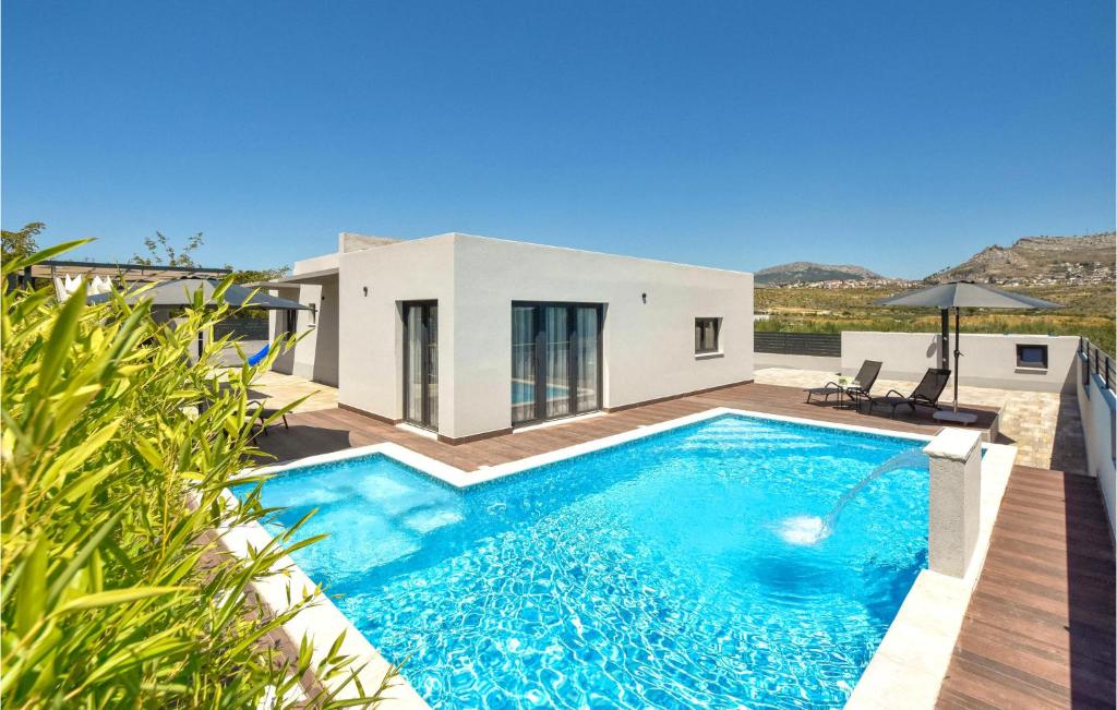 eine Villa mit einem Pool vor einem Haus in der Unterkunft Awesome Home In Split With Wifi in Solin