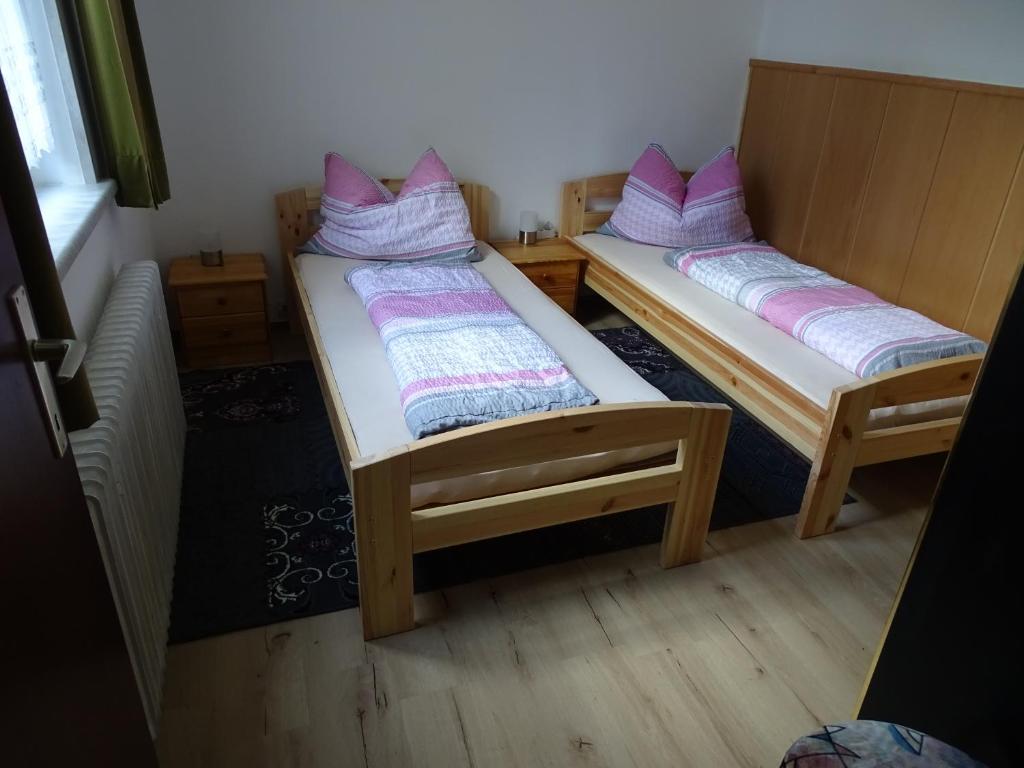 Postel nebo postele na pokoji v ubytování Ferienhaus-Römerthurm