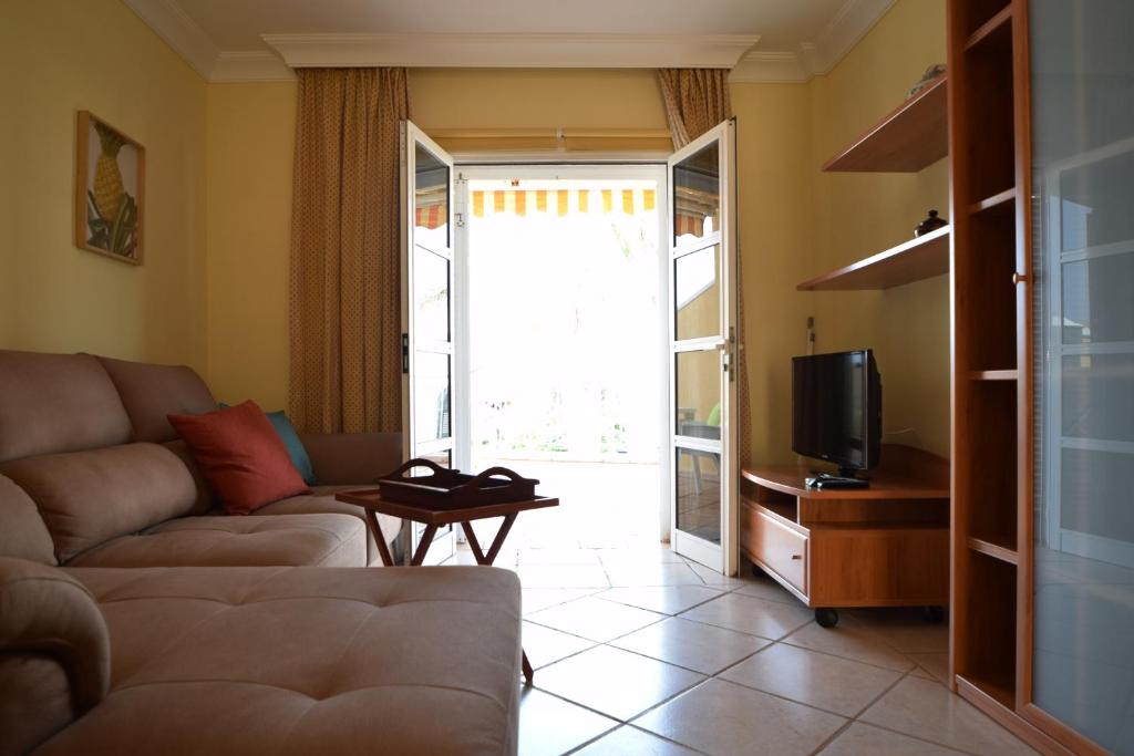 Televízia a/alebo spoločenská miestnosť v ubytovaní Colonial Suite