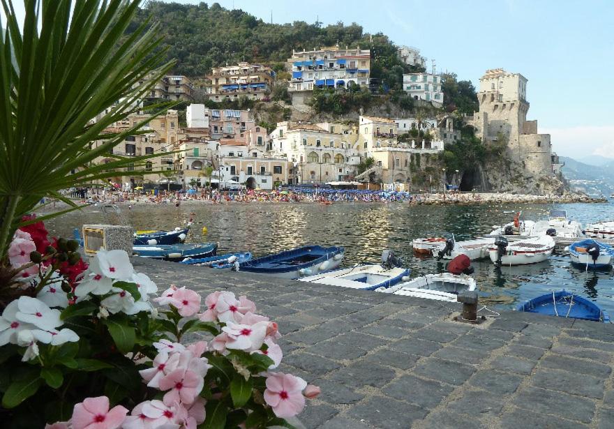 un gruppo di imbarcazioni in un bacino idrico con edifici di LA CASETTA DI MARY a Cetara