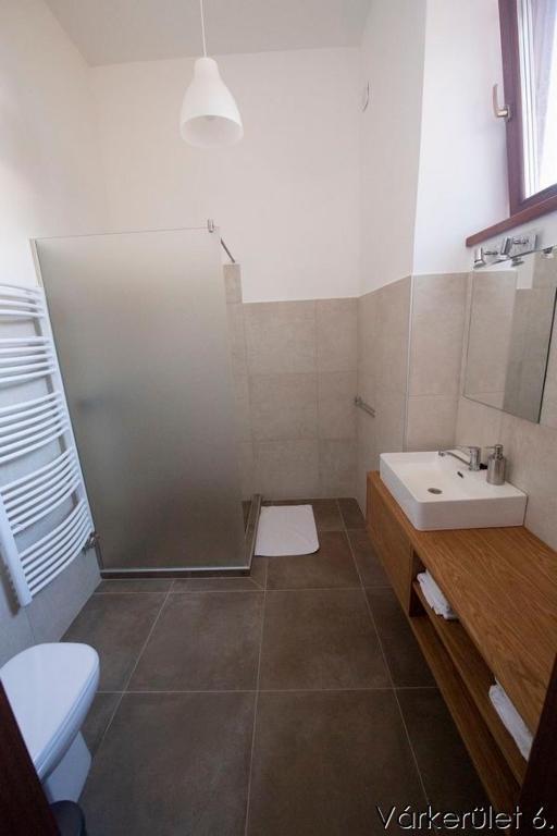 Koupelna v ubytování Várkerület 6 Apartman
