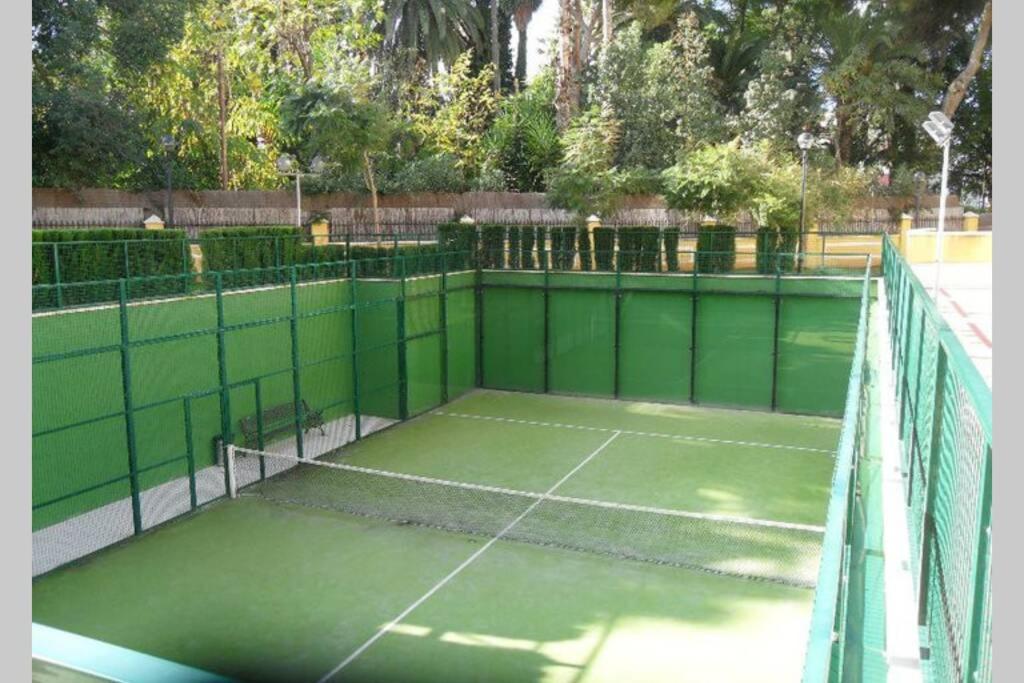 Tenis alebo squash v ubytovaní LOVELY APARTMENT DENIA, piscina, jacuzzi, pádel, parking alebo jeho okolí