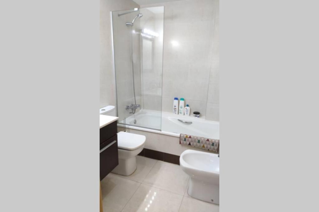 Kúpeľňa v ubytovaní LOVELY APARTMENT DENIA, piscina, jacuzzi, pádel, parking