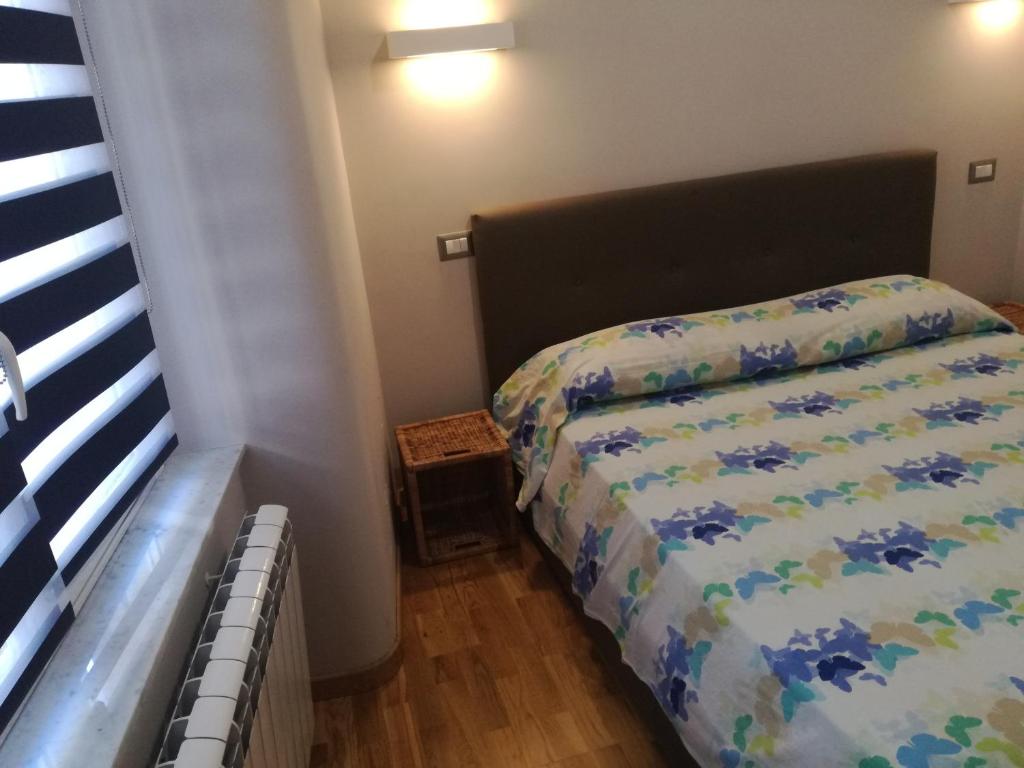 A bed or beds in a room at Apartment Sole and Luna in city center