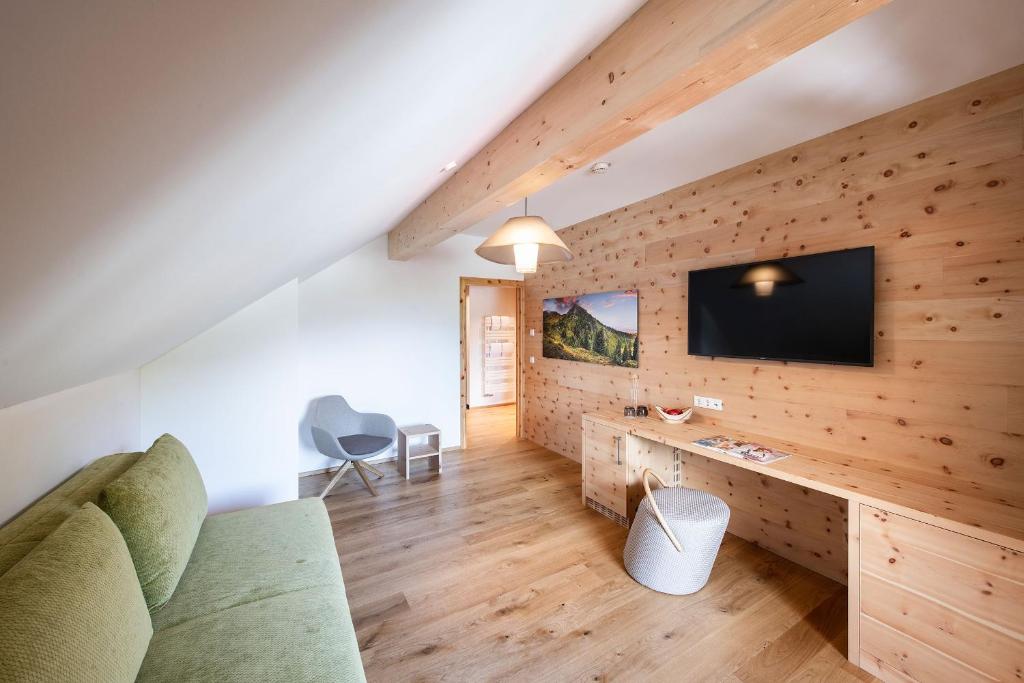 TV a/nebo společenská místnost v ubytování ALMGUT - Mountain Wellness Hotel