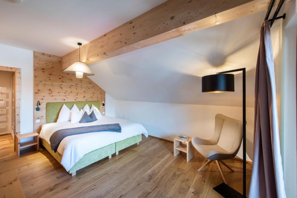 Postel nebo postele na pokoji v ubytování ALMGUT - Mountain Wellness Hotel