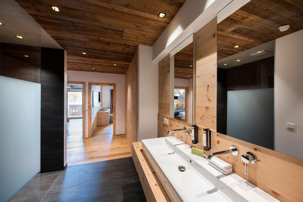 Koupelna v ubytování ALMGUT - Mountain Wellness Hotel