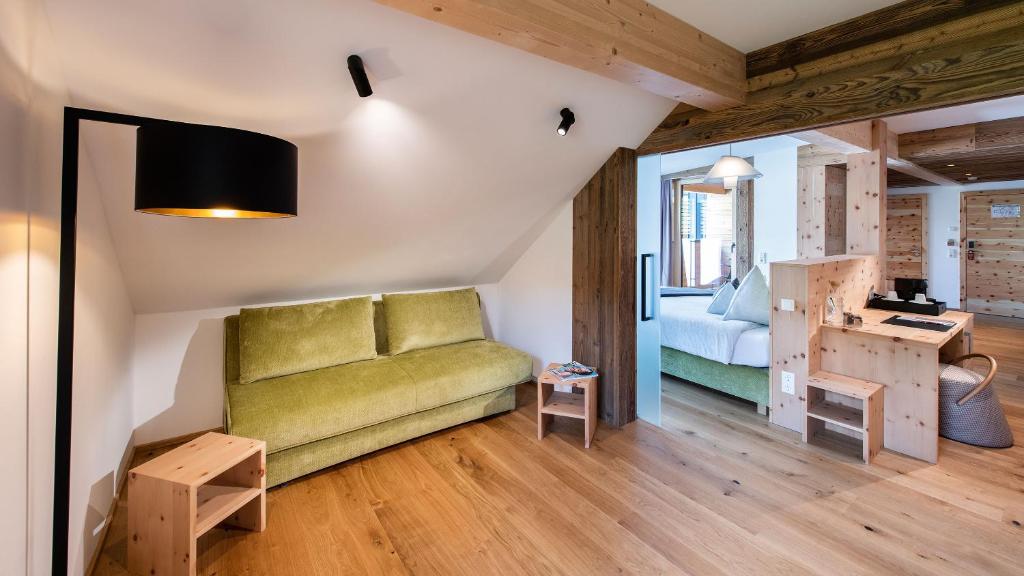 Posezení v ubytování ALMGUT - Mountain Wellness Hotel