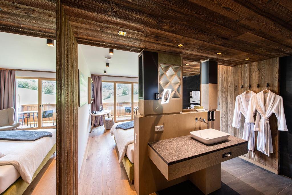 Postel nebo postele na pokoji v ubytování ALMGUT - Mountain Wellness Hotel