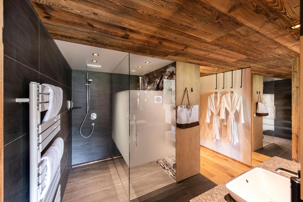 Koupelna v ubytování ALMGUT - Mountain Wellness Hotel