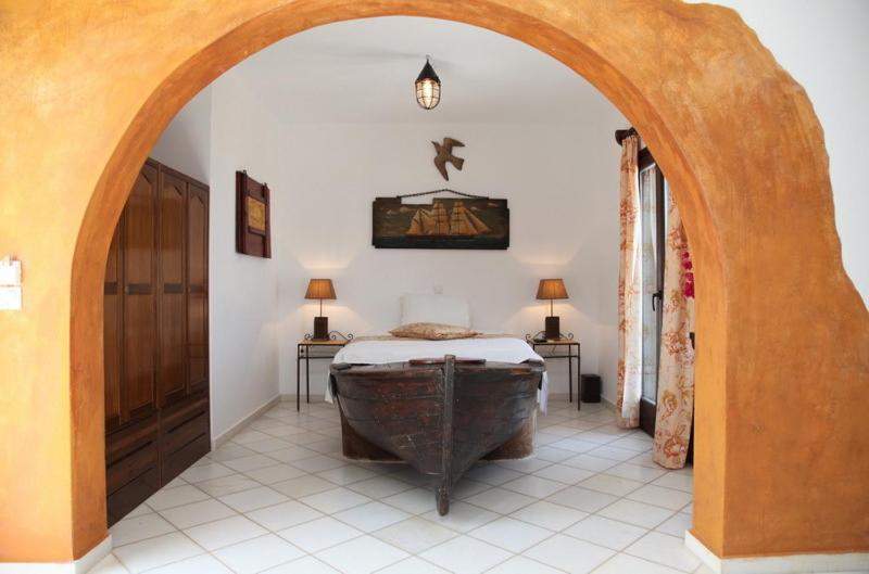 ein Schlafzimmer mit einem Bett und einer Badewanne in der Unterkunft Villa Danai in Agia Anna