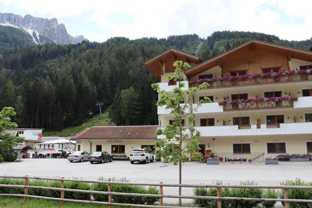 Nespecifikovaný výhled na hory nebo výhled na hory při pohledu z hotelu