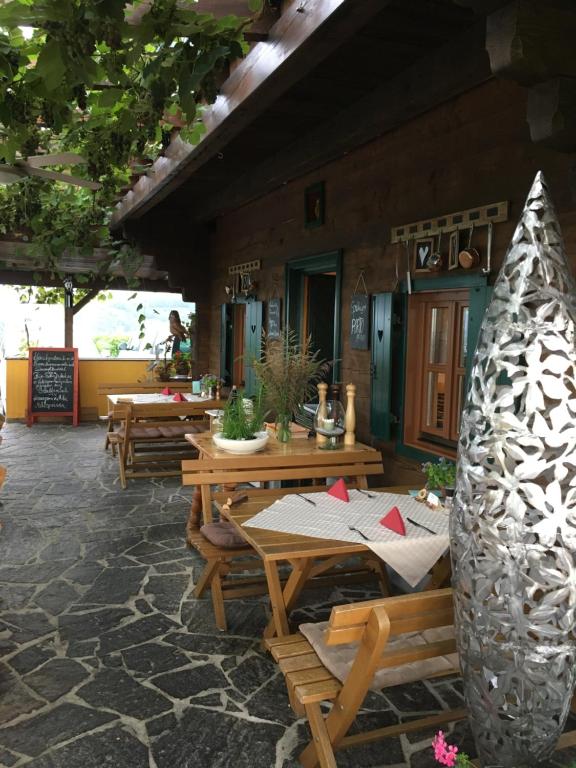 A restaurant or other place to eat at Wohlmuth-Lückl