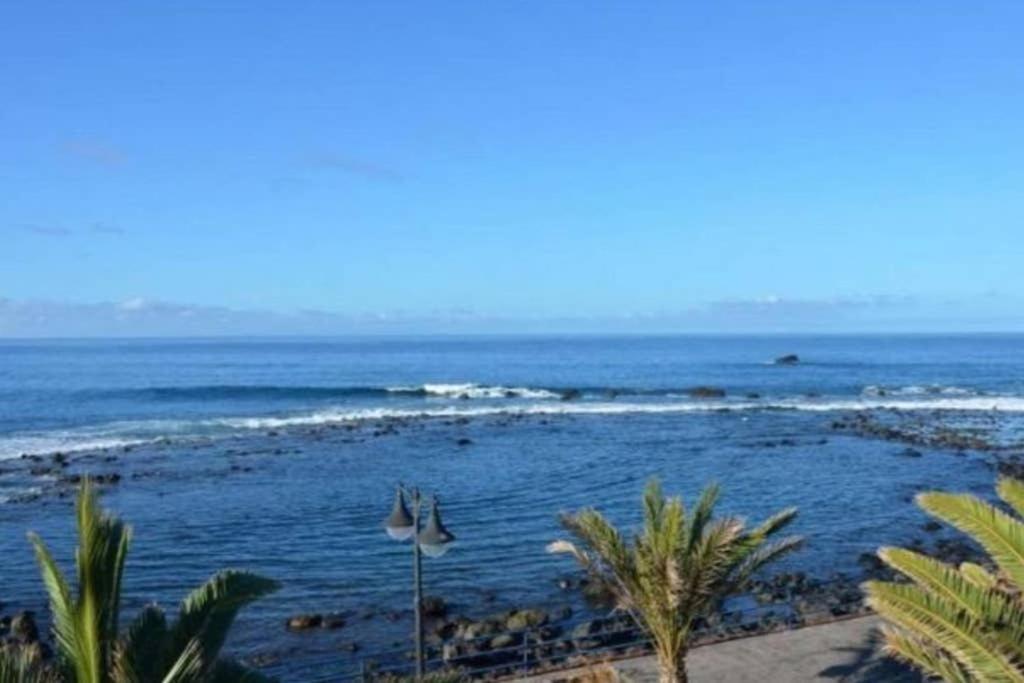 een uitzicht op de oceaan vanaf een strand met palmbomen bij Efigenia playa/mar 2 in Valle Gran Rey
