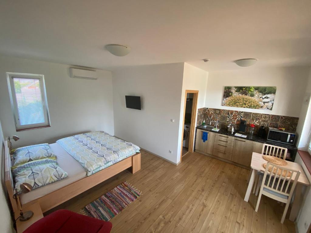 Postel nebo postele na pokoji v ubytování Apartmány Přítluky