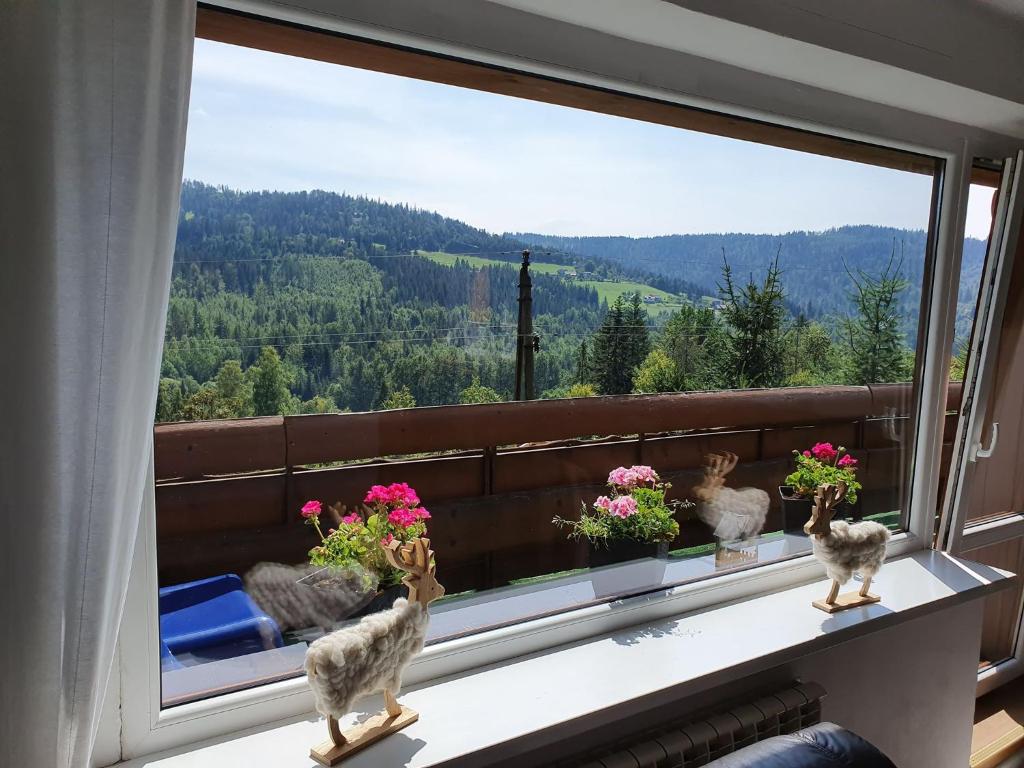 O vedere generală la munți sau o vedere la munte luată de la această casă de vacanță