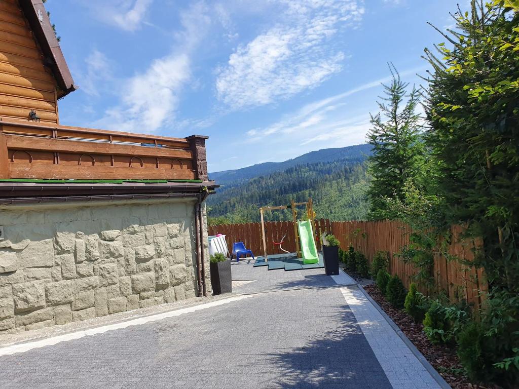 O vedere generală la munți sau o vedere la munte luată de la această casă de vacanță