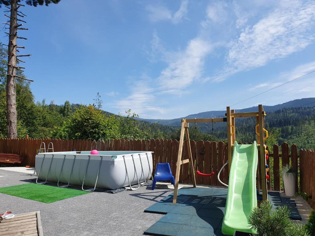 O vedere generală la munți sau o vedere la munte luată de la această casă de vacanță