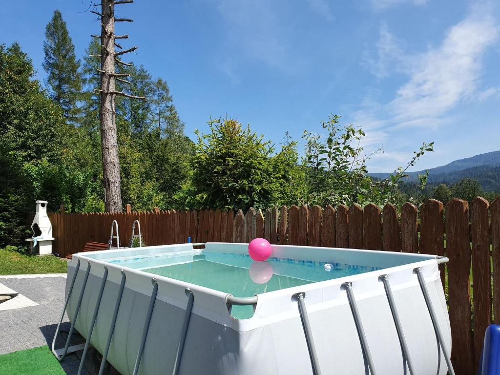 O vedere generală la munți sau o vedere la munte luată de la această casă de vacanță