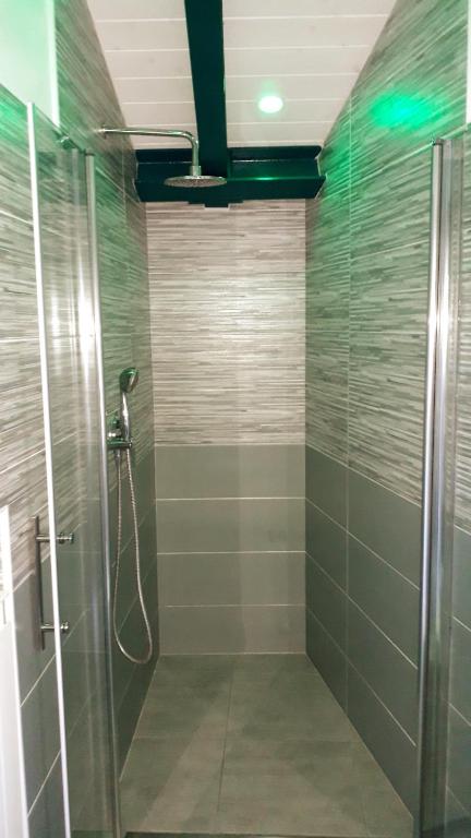 A bathroom at Appartamenti Borghetto San Donato 105
