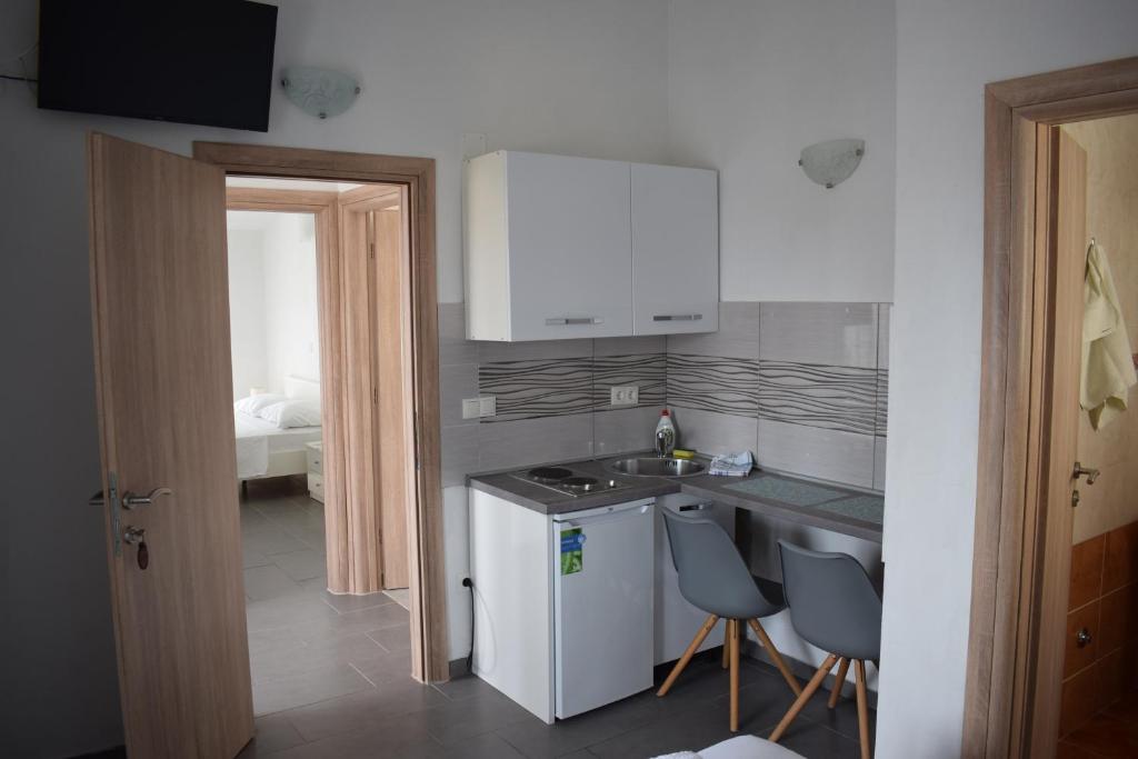 Kuchyň nebo kuchyňský kout v ubytování Apartmani Katica