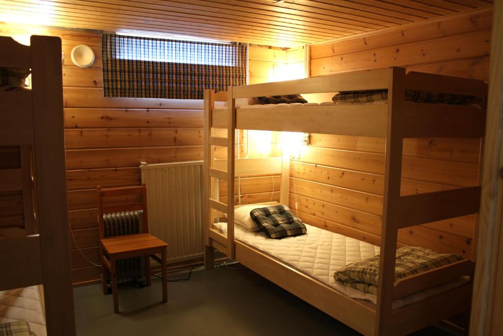 una habitación con dos literas en una cabaña en B&B RukaTupa, en Ruka