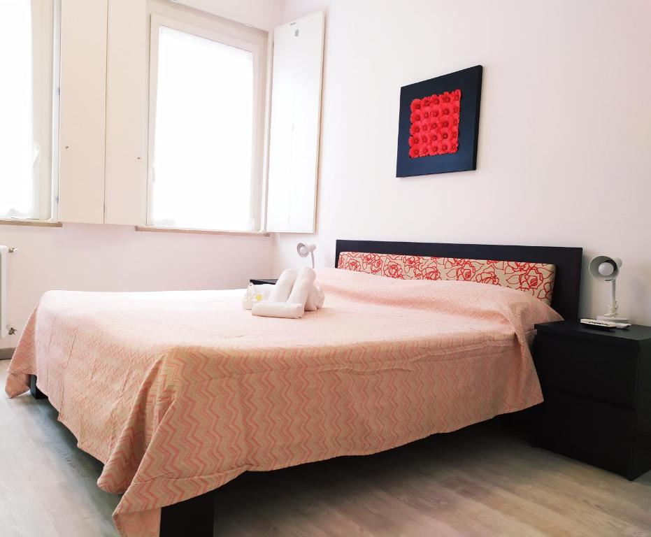 ein Schlafzimmer mit einem Bett mit einem Teddybär drauf in der Unterkunft IL DUOMO in Cesena