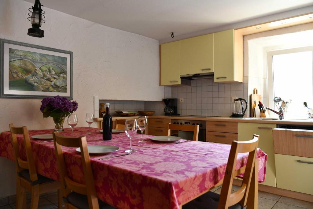 Eldhús eða eldhúskrókur á Rustico Luchessa Valle Verzasca