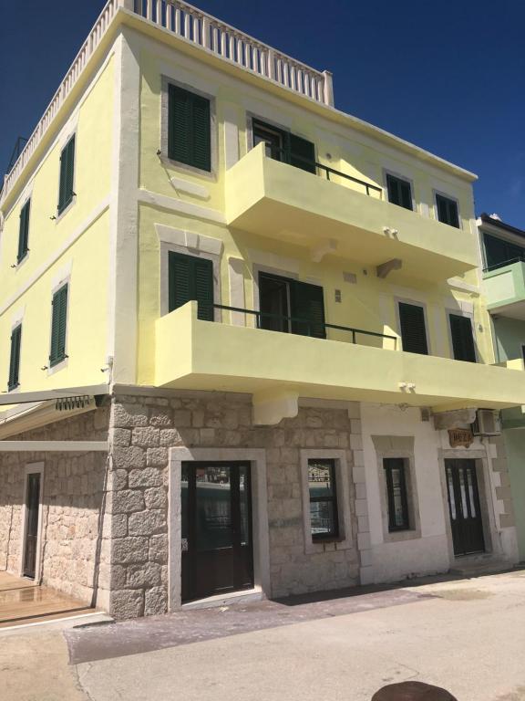 a large building with a balcony on top of it at Dado A4 Studio Apartments in Igrane