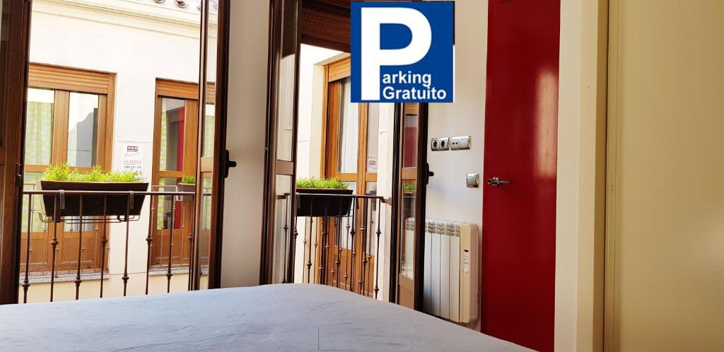 a door with a sign that reads parking garage at Santa Ursula in Toledo