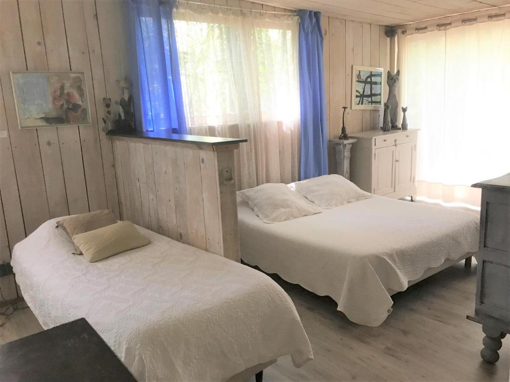 - une chambre avec 2 lits et une fenêtre dans l'établissement Chalet dans Résidence Privée, à La Gaude