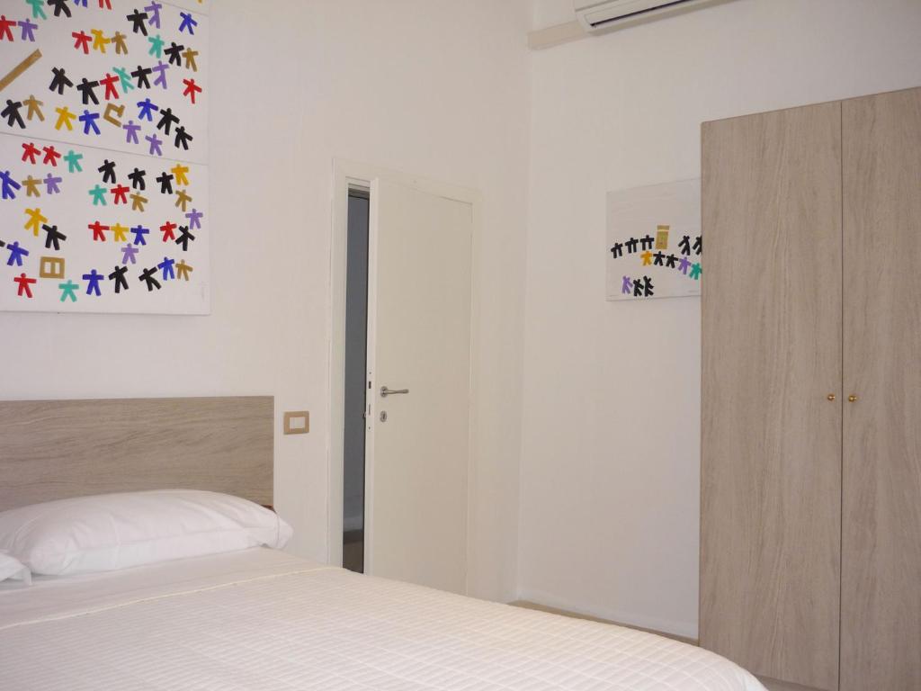 une chambre avec un lit et un tableau au mur dans l'établissement La Locanda dell'Officina, à Olbia