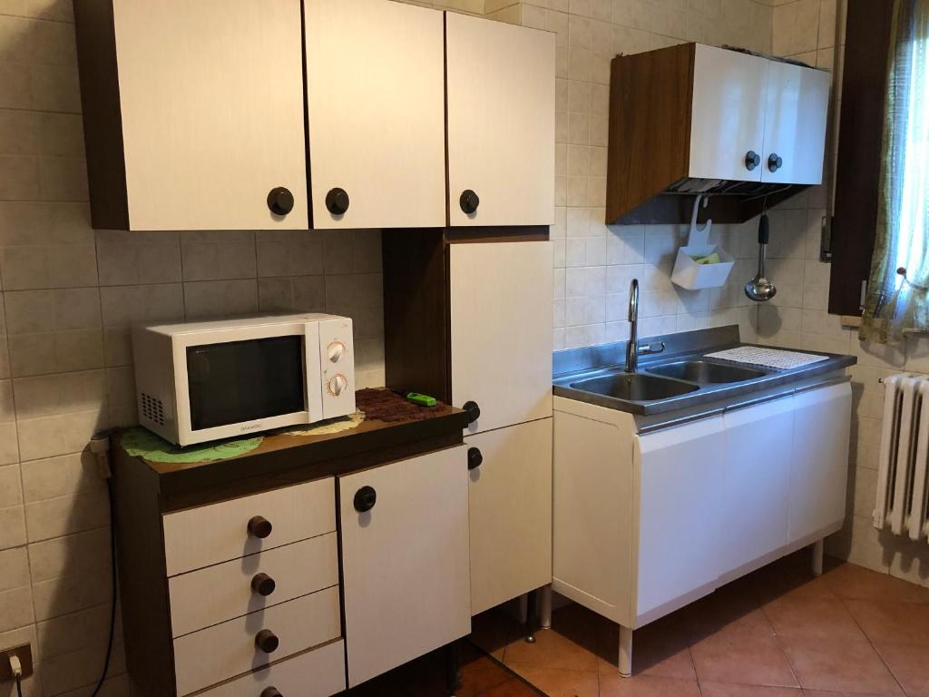 Kuchyň nebo kuchyňský kout v ubytování Alloggi Al Giardino & La Suite