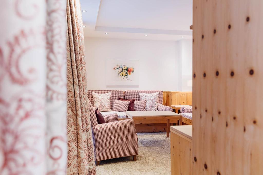 a living room with a couch and a table at Hotel Aurora in Lech am Arlberg