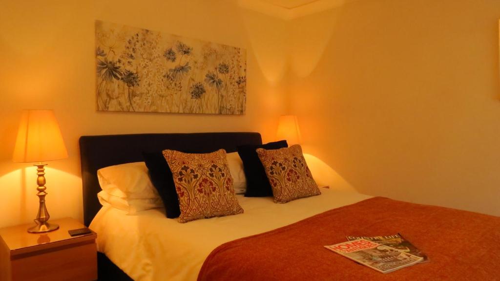 una camera da letto con un letto e un dipinto sul muro di Skies Call Bed & Breakfast a Buckingham