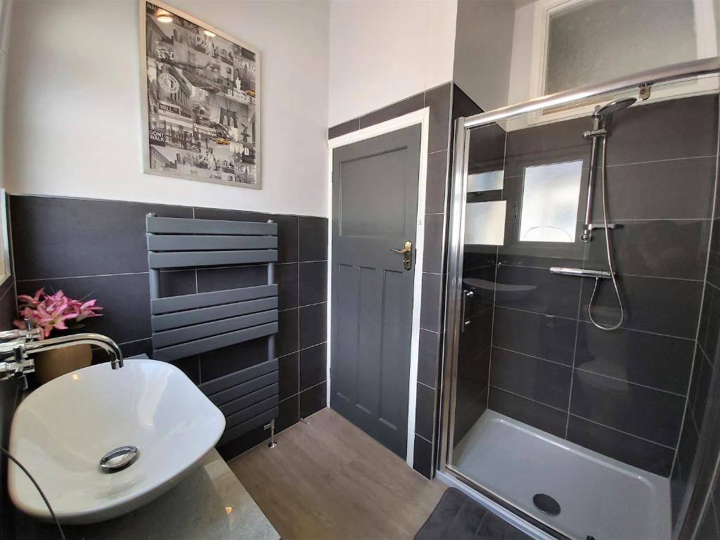 Et badeværelse på Beautifully renovated 2 Bed flat - Close to beach