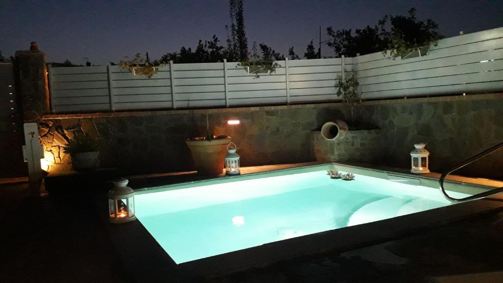 una grande vasca da bagno in un cortile posteriore di notte di B&B Zurro Room e breakfast a Castellabate