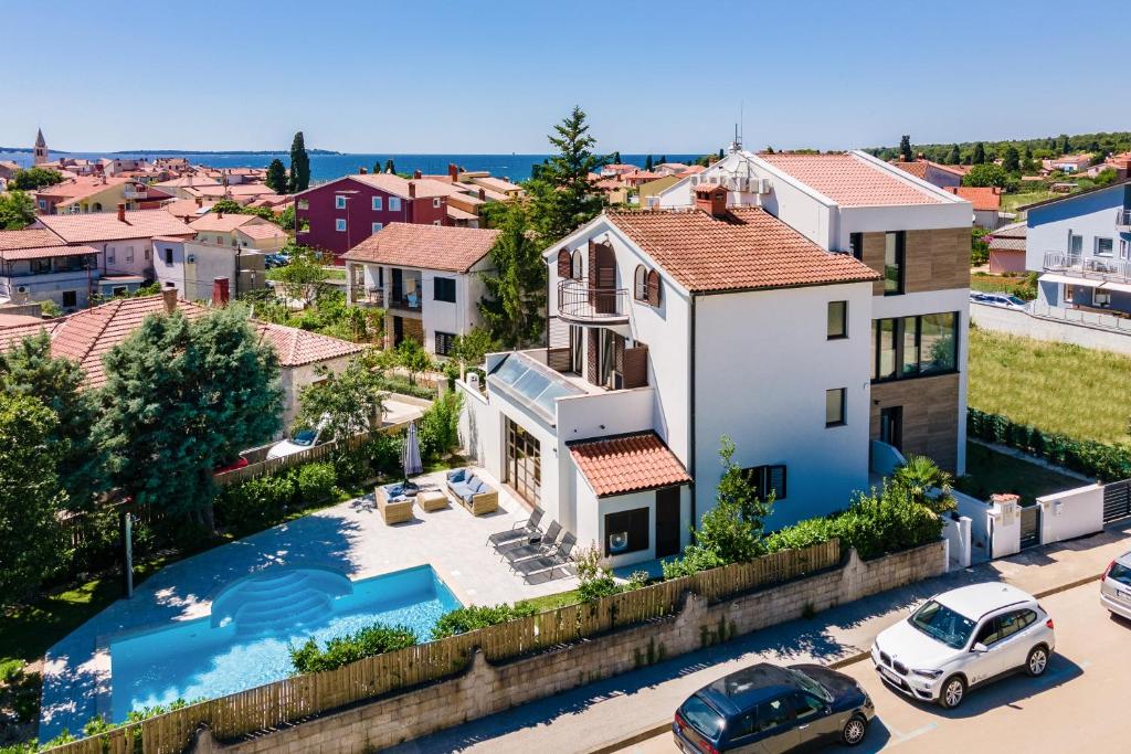 Bazén v ubytování Villa Andrija Family Dream with heated pool at the sea with beautiful garden, outside cinema and kids playground nebo v jeho okolí