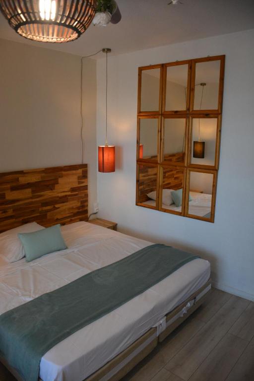 格拉斯的住宿－帕諾拉瑪酒店，一间卧室配有一张床和镜子