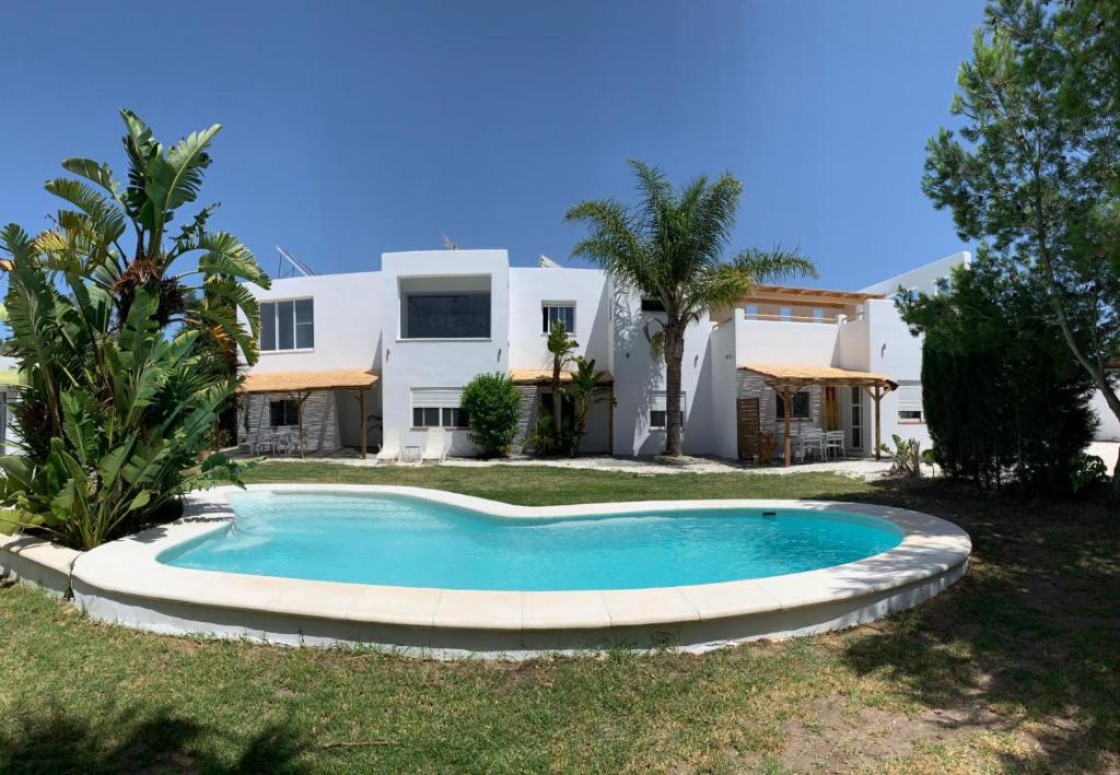 una gran piscina frente a una casa en Panorama Village, en Barbate